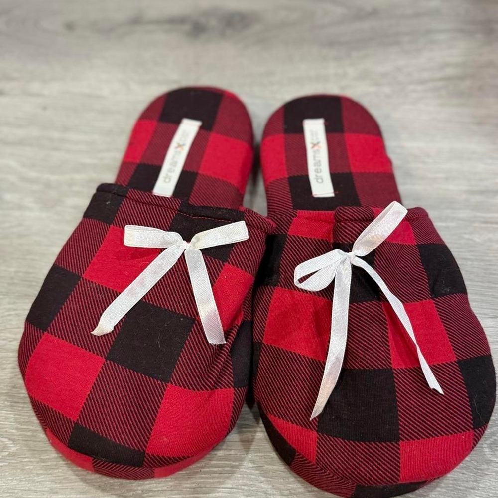 Dreams & Co. Women's Size 7/8 M Red Black Buffalo Plaid Thong Slippers New